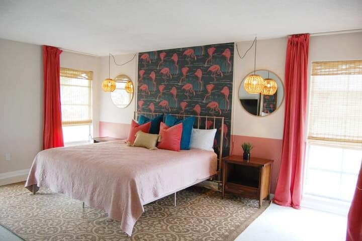 Игриво ретро настроение продължава, докато фламингото танцува на стената в огромната родителска спалня с кедрова разходка в килера. 