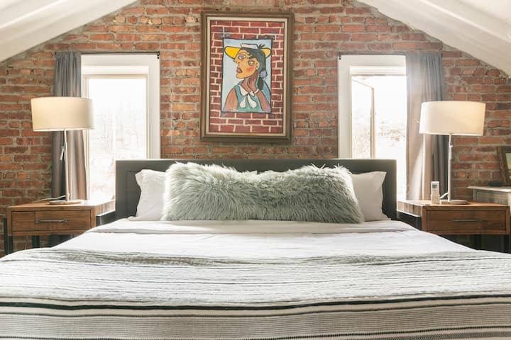 Van Dam Bedroom with a king size bed (and a memory foam mattress) and a daybed with trundle