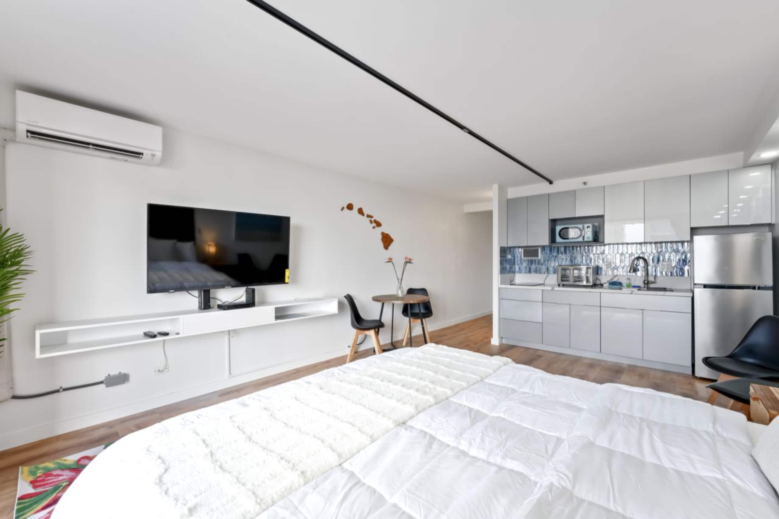 Condo in Honolulu · ★4.83 · Studio · 1 bed · 1 private bath - Image 8