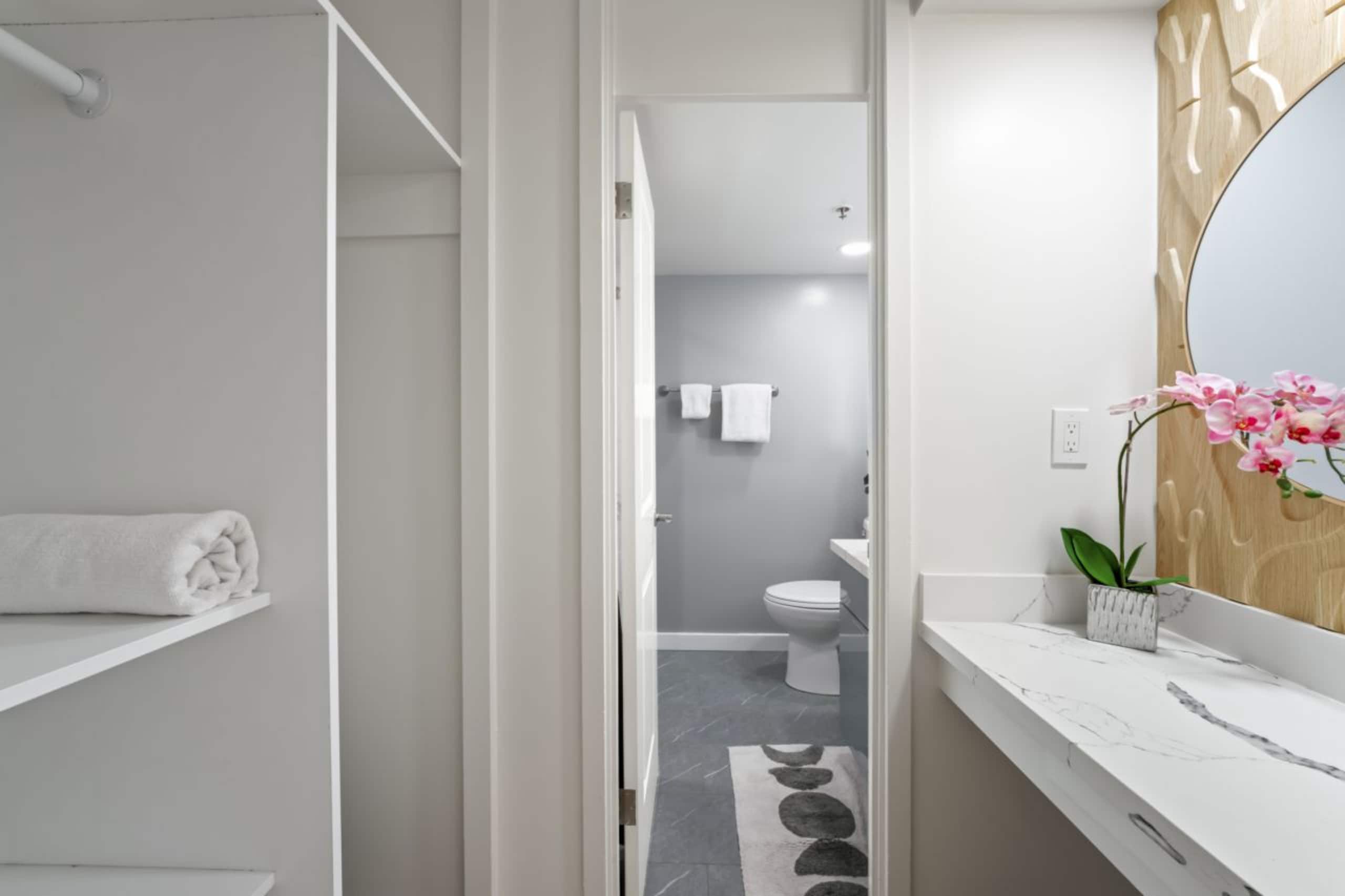 Condo in Honolulu · ★4.83 · Studio · 1 bed · 1 private bath - Image 14