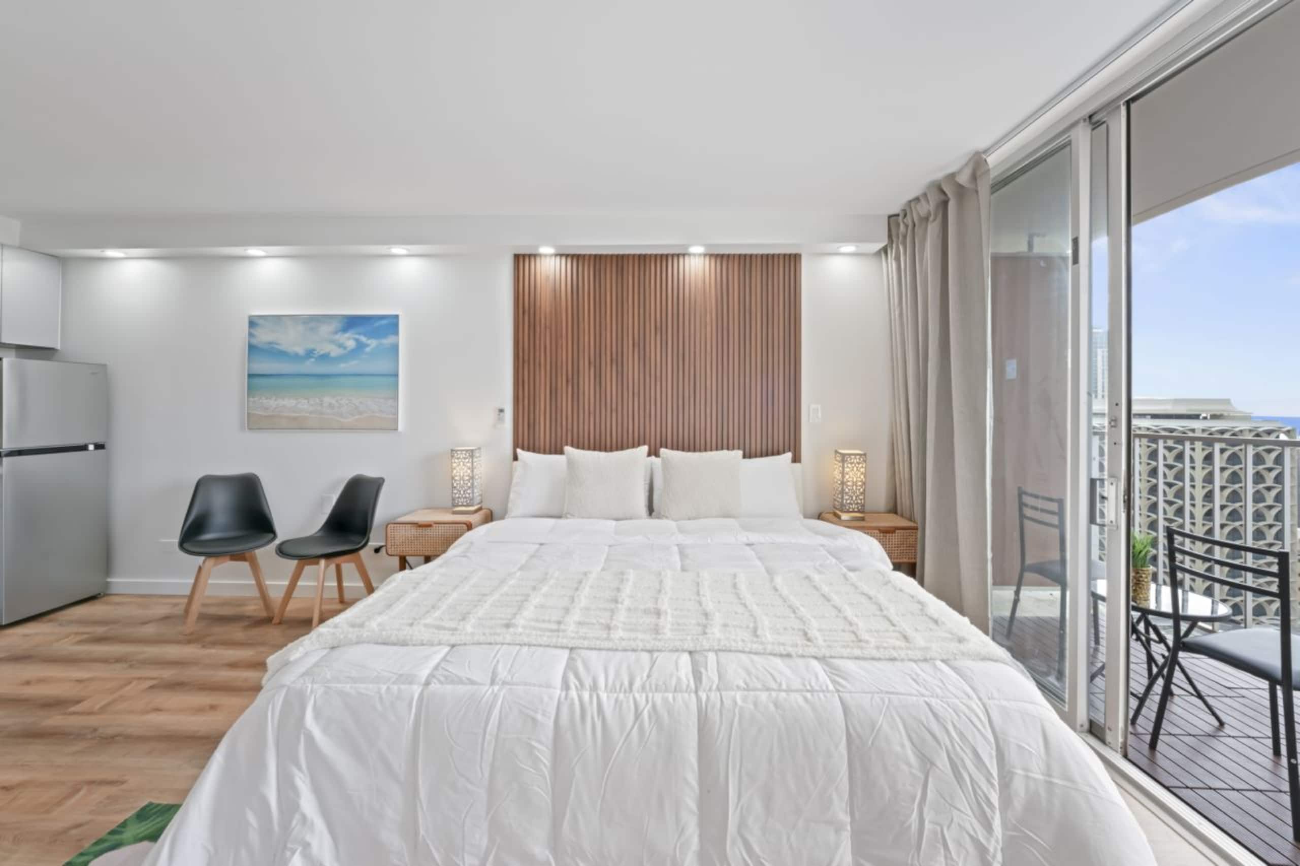 Condo in Honolulu · ★4.83 · Studio · 1 bed · 1 private bath - Image 13