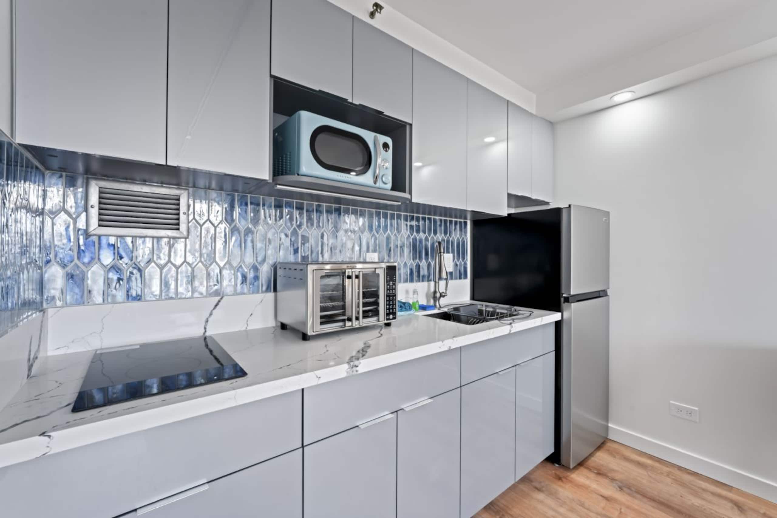 Condo in Honolulu · ★4.83 · Studio · 1 bed · 1 private bath - Image 6
