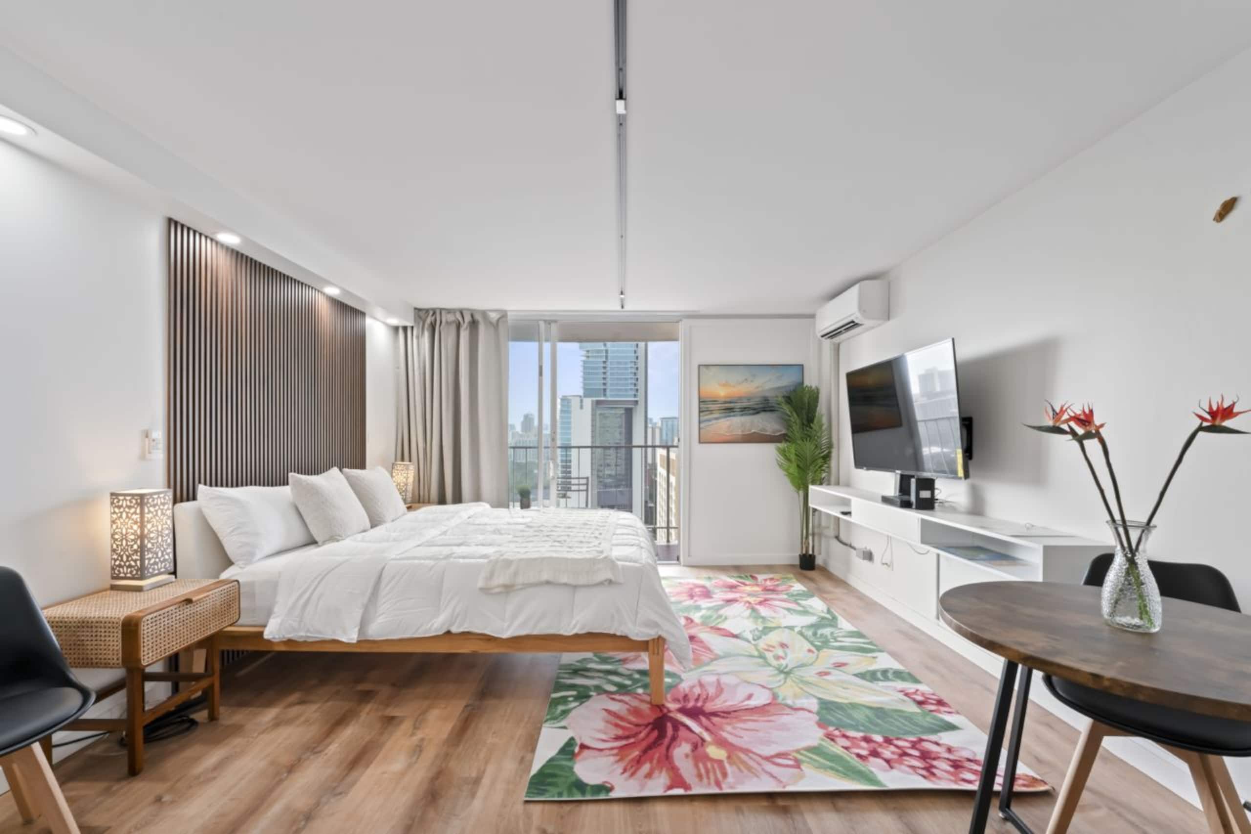 Condo in Honolulu · ★4.83 · Studio · 1 bed · 1 private bath - Image 7