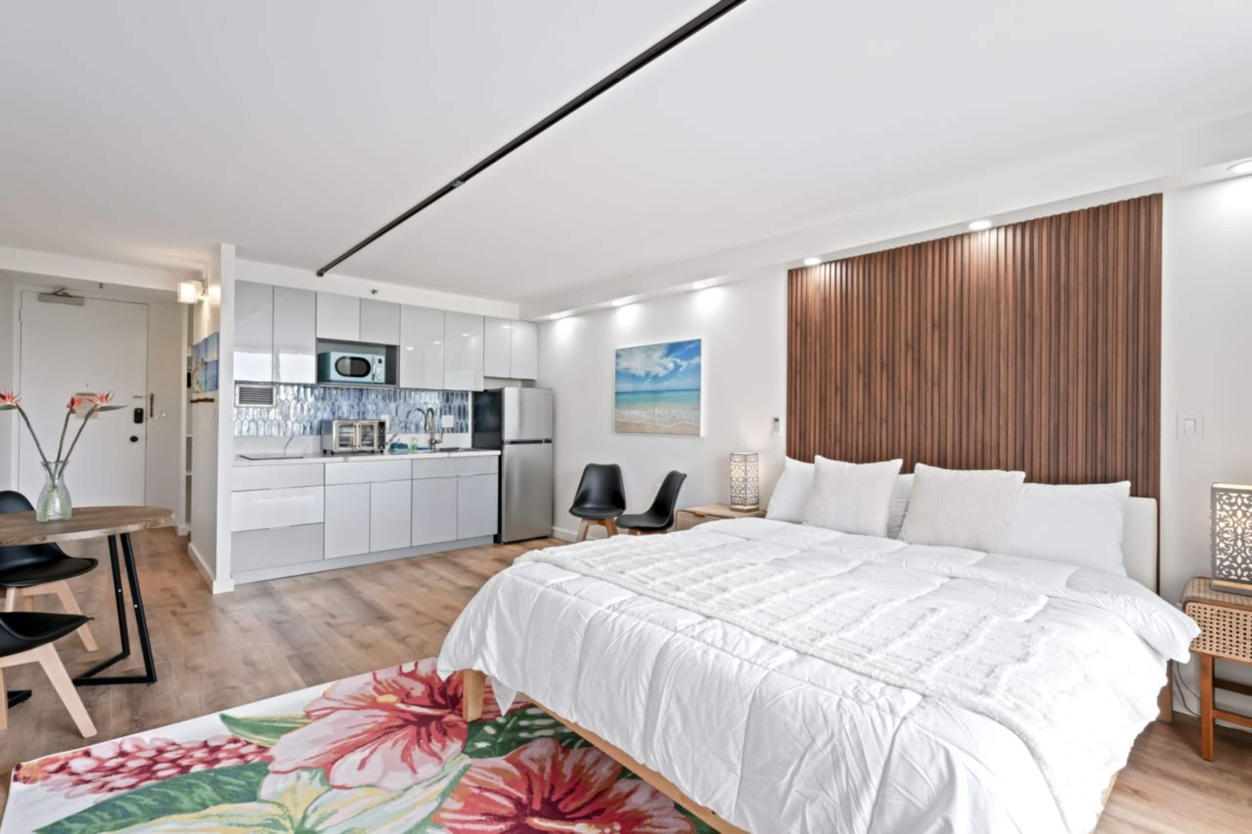 Condo in Honolulu · ★4.83 · Studio · 1 bed · 1 private bath - Image 10