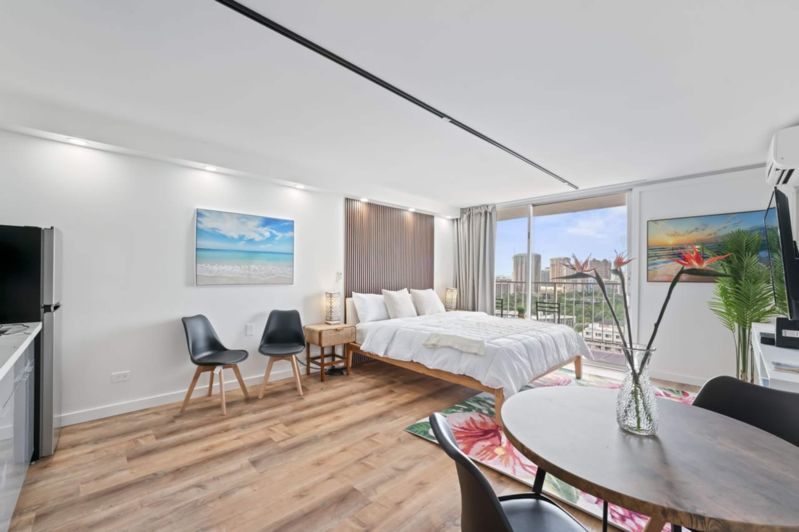 Condo in Honolulu · ★4.83 · Studio · 1 bed · 1 private bath - Image 4