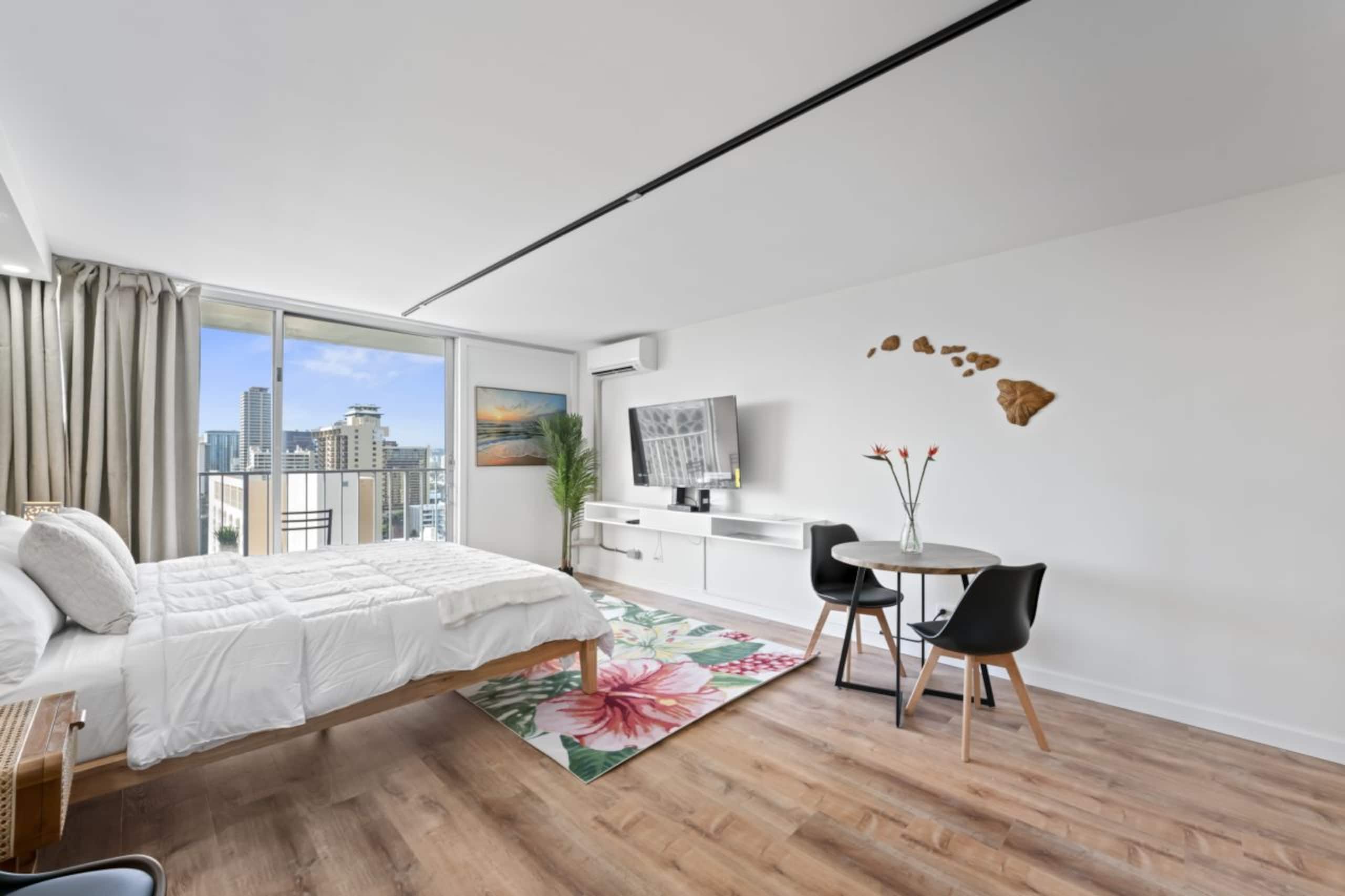 Condo in Honolulu · ★4.83 · Studio · 1 bed · 1 private bath - Image 11