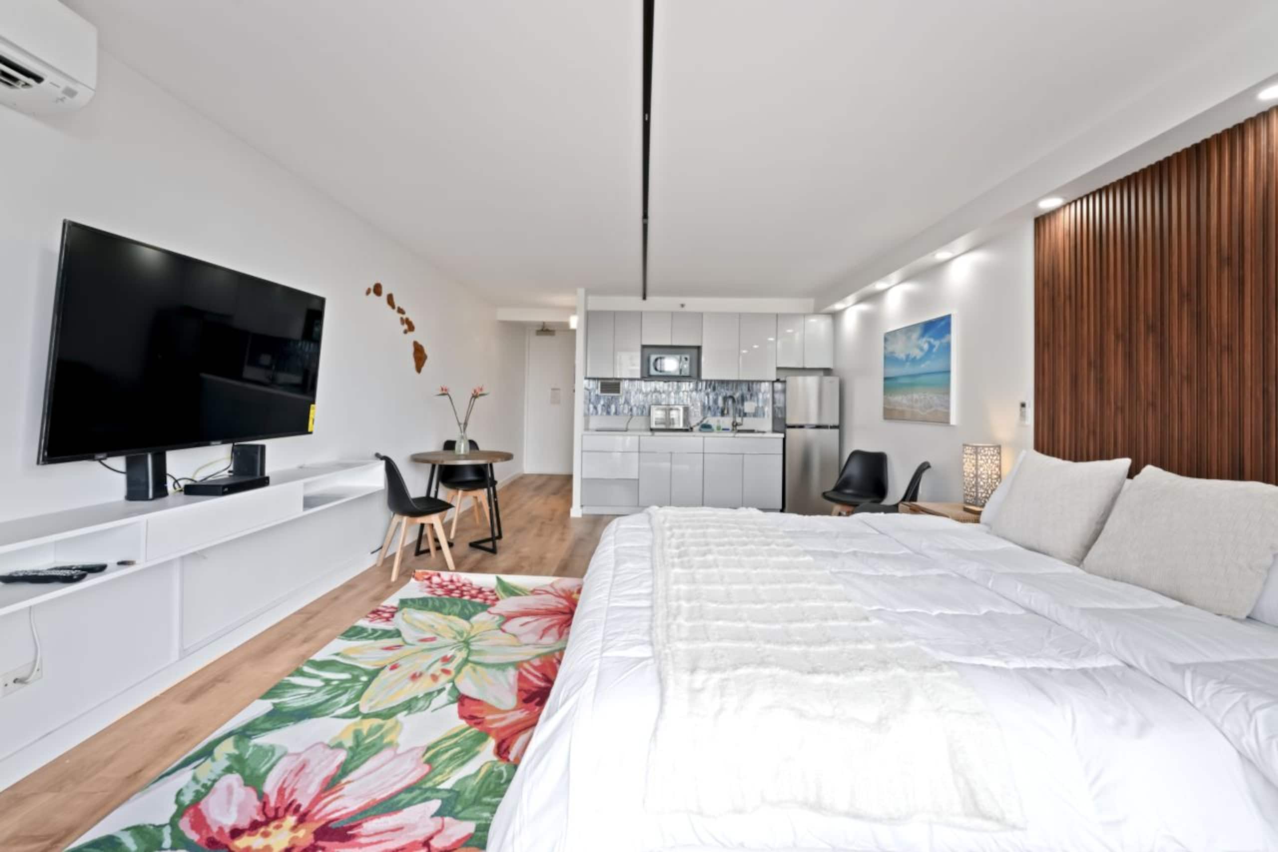 Condo in Honolulu · ★4.83 · Studio · 1 bed · 1 private bath - Image 3