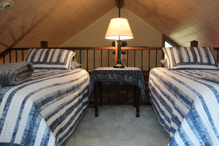 Двойни легла на лофт. Лампата има 2 - USB портове.