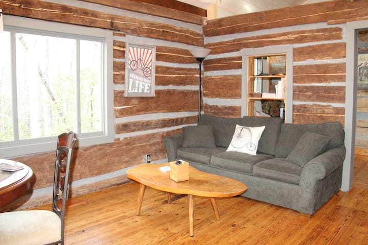 Двойна спалня на диван и трапезария.  Много естествена светлина.