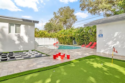 Entertain Yourself In Miami! Games, Pool, & More