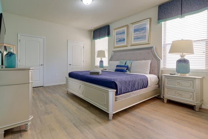 Hlavný apartmán na prvom poschodí s prechádzkou v kúpeľni