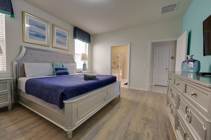 Hlavný apartmán na prvom poschodí s prechádzkou v kúpeľni