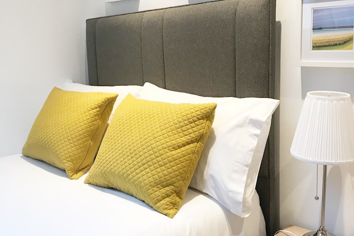 Cette chambre dispose d'un petit lit double. Il y a une commode et une table de chevet. 
Télévision connectée
Cette chambre à coucher est située à l'étage. 