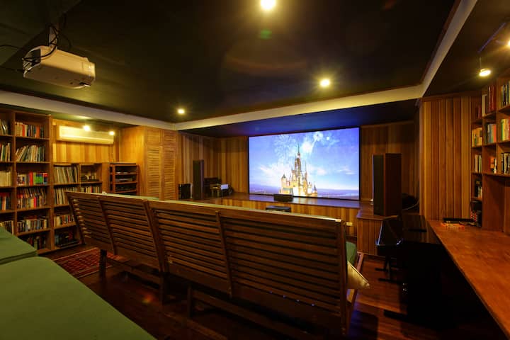 Chumba cha 2 cha Kitanda. 

Chumba cha mtindo wa kitanda cha futi za mraba 1000. Mara nyingi hutumiwa kama chumba cha kulala cha 2 kilicho na sehemu mahususi ya Kuishi, maktaba na mfumo wa AV wa inchi 147. Inatumika kama chumba cha kulala, vitanda 1 au 2 kamili 4 vya bango pamoja na chumba cha kupumzikia hubadilisha makochi
