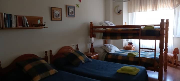 zajednička soba, dva kreveta za jednu osobu i krevet na kat