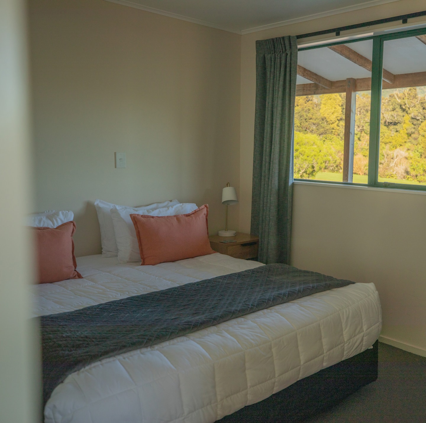 One-bedroom Unit In Garden Setting 5