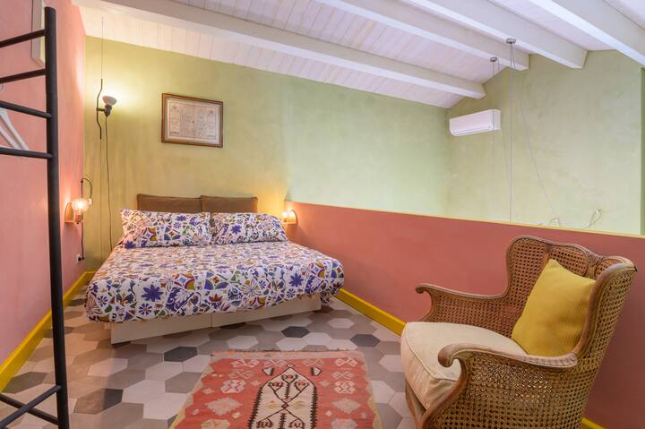 พื้นที่นอนใต้หลังคาบนพื้นที่เปิดโล่ง