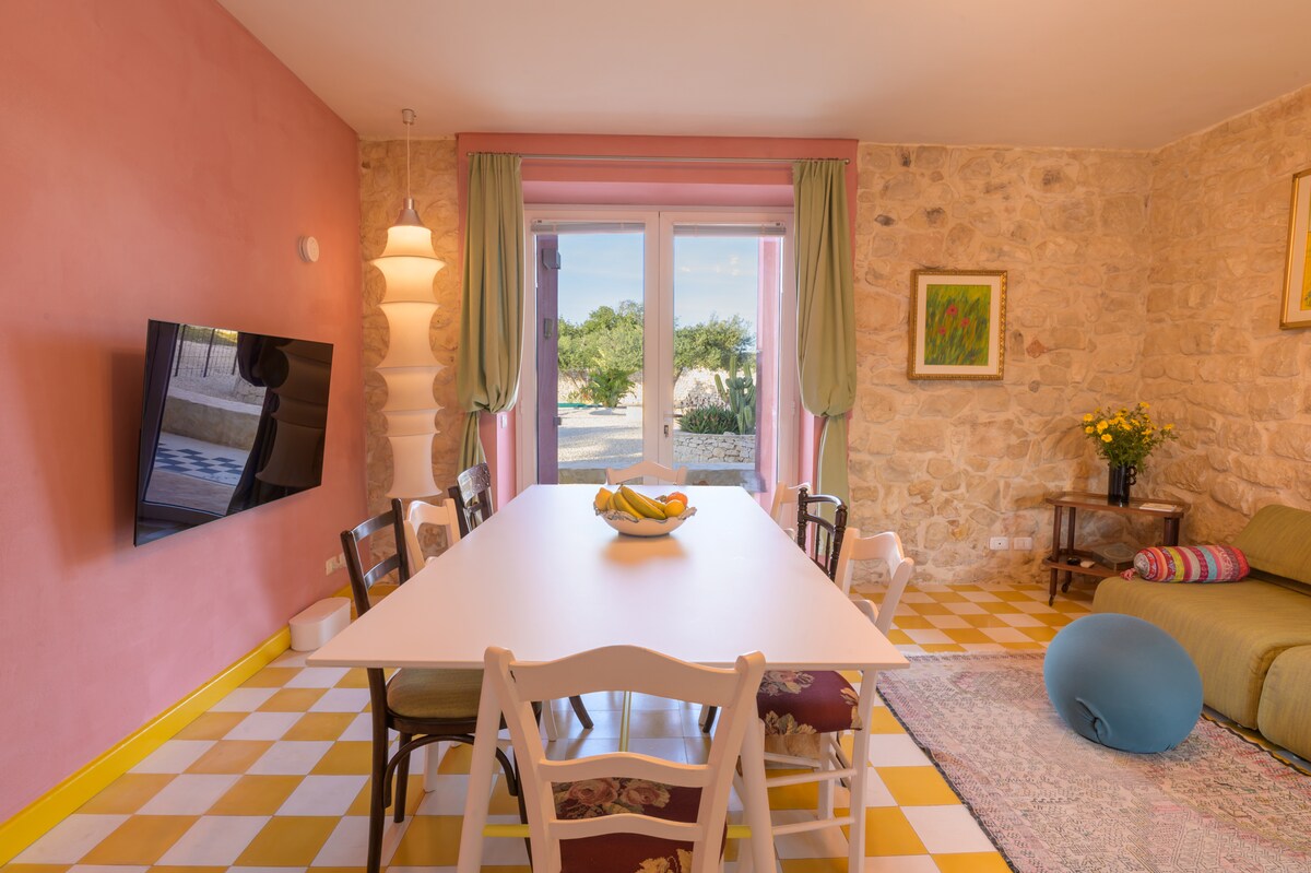 Successful Airbnb property: Casa Farlisa, ancient baglio with pool in Scicli