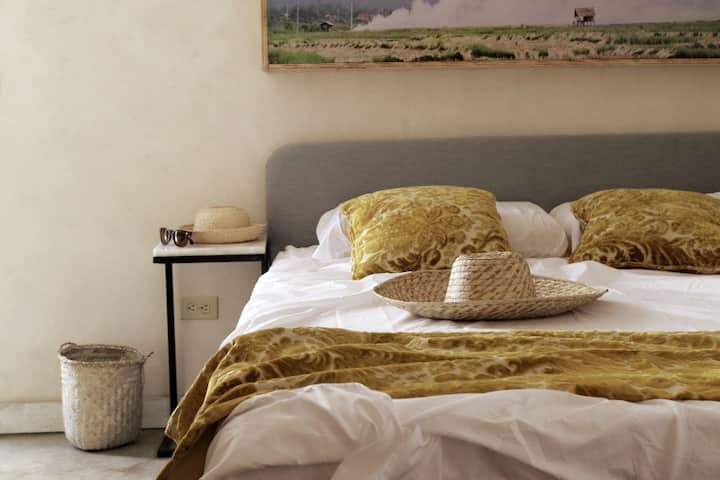 בתוך הלופט: בדים נחמדים, שולחנות שיש צד וארגז אור גדול. תמונה של אסיה.
