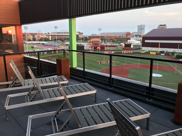 Modern 4BR Loft Near U of M + Downtown