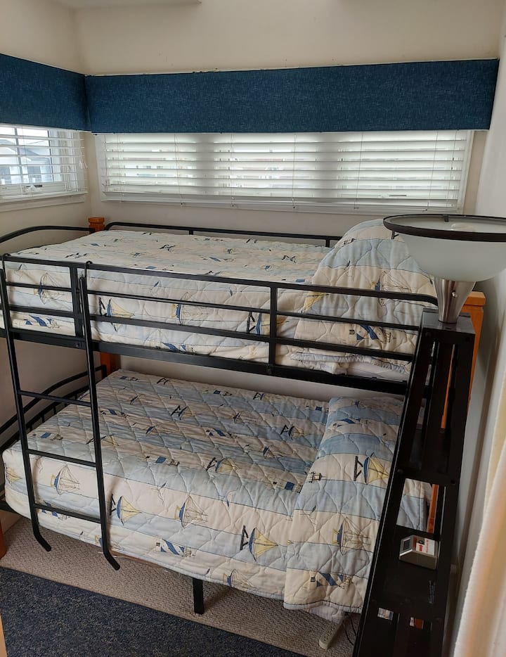 تحتوي الغرفة المكونة من طابقين (" BR #6 ") على سريرين متماثلين.  يستخدم الضيوف الخزانات في غرفة الألعاب المجاورة.  يتمتع السرير العلوي بإطلالة على المحيط!