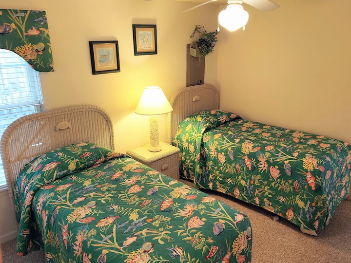 تحتوي غرفة النوم المزدوجة على سريرين صغيرين وتلفزيون 40بوصة ودي في دي.  هذا في الطابق الرئيسي خارج غرفة المعيشة.