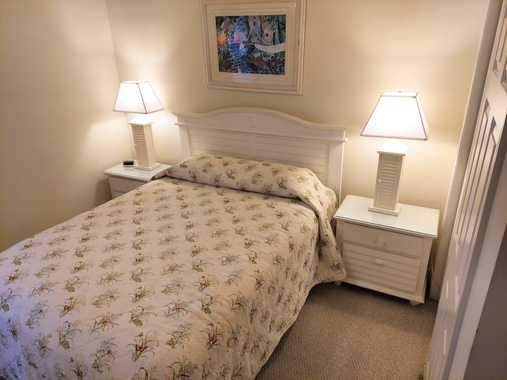 تحتوي غرفة كوين بي آر على سرير بحجم كوين وتلفزيون ذكي عالي الدقة 40بوصة ودي في دي.  يستخدم الضيوف حمام القاعة الكامل ونصف حمام القاعة.