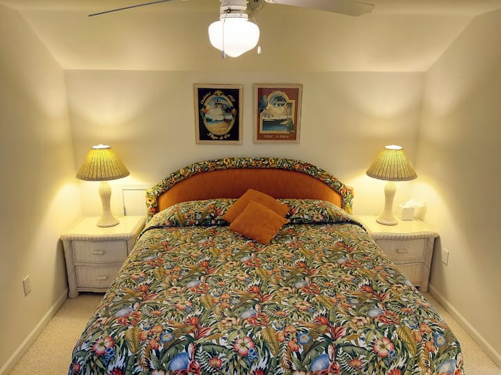 تحتوي غرفة النوم الرئيسية رقم2 على سرير كينج وتلفزيون ذكي عالي الدقة 60بوصة ودي في دي