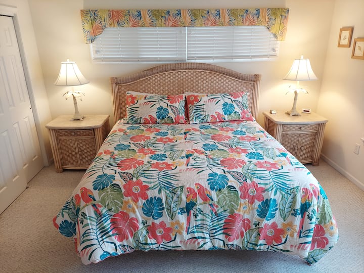 تحتوي غرفة النوم الرئيسية رقم1 على سرير كينج وتلفزيون ذكي عالي الدقة 50بوصة ودي في دي