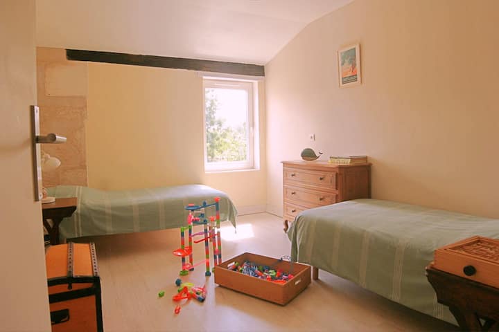 Chambre avec circuit à billes et coffre à jouets. Un troisième lit d'appoint peut y être ajouté.