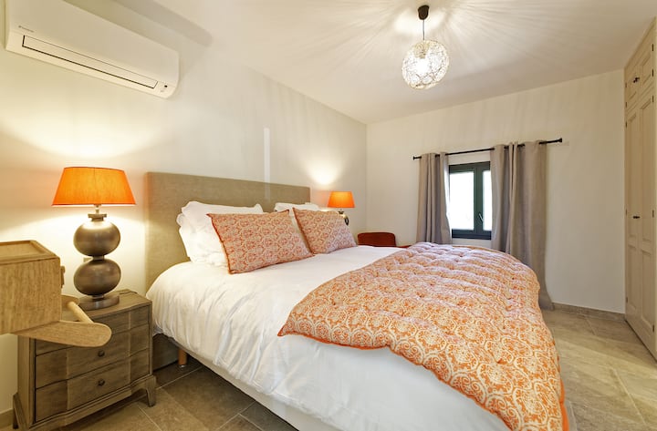 Ვილა როლი, ოთახი № 8: ლა-დაიანი
Ლამაზი 21 მ2 ფართობის აპარტამენტი სააბაზანოთი, შექცევადი კონდიციონერითა და ტელევიზორით.
180 სმ-იანი საწოლი შეიძლება გადაკეთდეს ორ 90 სმ-იან ორადგილიან საწოლად