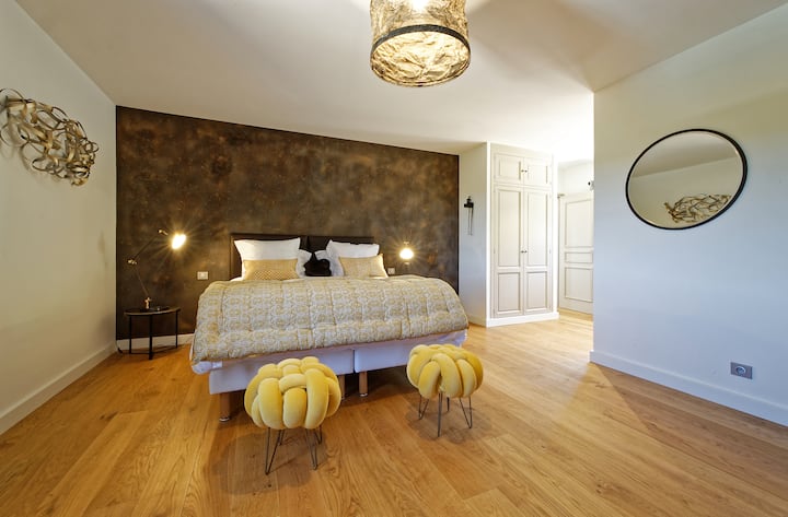 Საძინებელი №7: ლე-სილენი - ულამაზესი 37 მ2 ფართობის აპარტამენტი მთის ულამაზესი ხედებით.
Აპარტამენტი სააბაზანოში, შექცევადი კონდიციონერი და ტელევიზორი.
180 სმ-იანი საწოლი შეიძლება გადაკეთდეს ორ 90 სმ-იან ორადგილიან საწოლად