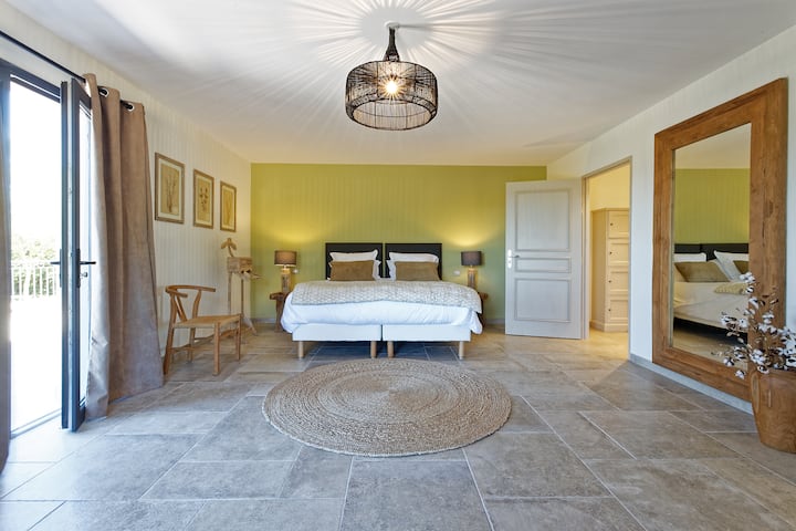 Საძინებელი №3: La Mélitée - 39 მ2 ფართობის ულამაზესი აპარტამენტი მთის შესანიშნავი ხედით.
Აპარტამენტი სააბაზანოში, შექცევადი კონდიციონერი და ტელევიზორი.
180 სმ-იანი საწოლი შეიძლება გადაკეთდეს ორ 90 სმ-იან ორადგილიან საწოლად