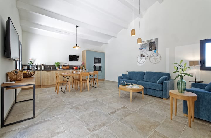 Ვილა როლი: მისაღები ოთახი მისაღები ოთახითა და ღია სამზარეულოთი (#2)
Მონტანი-დე-ლა-ლუბეს ხედი