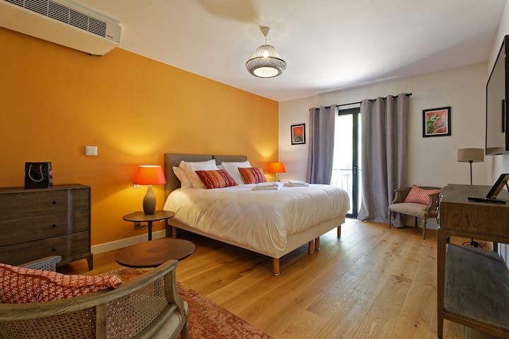 Საძინებელი №4: Le Nacré - 35 მ2 ფართობის ულამაზესი აპარტამენტი ცალკე სააბაზანოთი, შექცევადი კონდიციონერით და ტელევიზორით.
180 სმ-იანი საწოლი გარდაიქმნება ორ 90 სმ-იან ორადგილიან საწოლად.
Აუზისპირა ხედი.