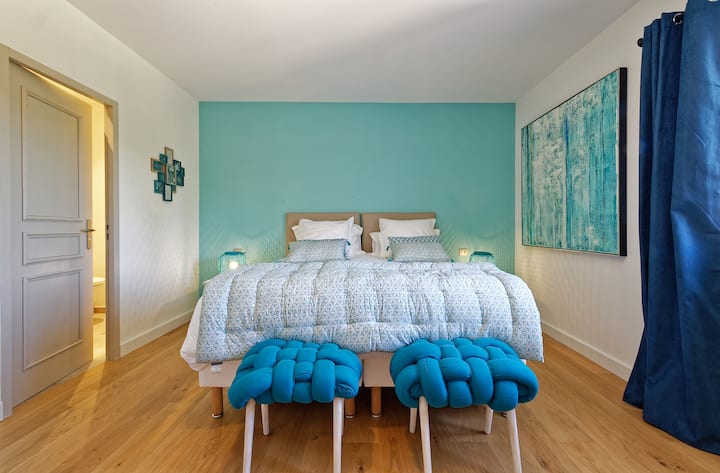 Საძინებელი 5: სტუმართმოყვარეობა
28 მ2 ფართობის ძალიან ლამაზი ფლიგელი, რომელიც აუზს გადაჰყურებს, ცალკე სააბაზანოთი, შექცევადი კონდიციონერითა და ტელევიზორით.
180 სმ-იანი საწოლი შეიძლება გადაკეთდეს ორ 90 სმ-იან ორადგილიან საწოლად