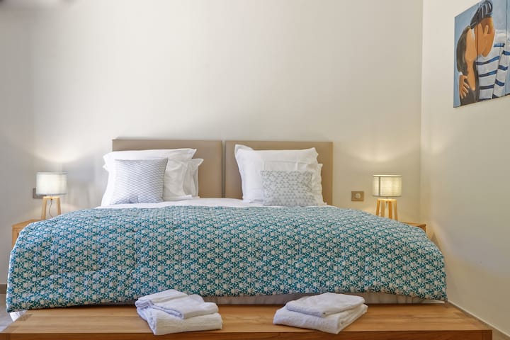 Ვილა სირა - საძინებელი №9: ლა ‑ ბელ-დამი - 26 მ2 ფართობის ულამაზესი აპარტამენტი ცალკე სააბაზანოთი, შექცევადი კონდიციონერით და ტელევიზორით.
180 სმ-იანი საწოლი შეიძლება გადაკეთდეს ორ 90 სმ-იან ორადგილიან საწოლად
Ცალკე შესასვლელი
