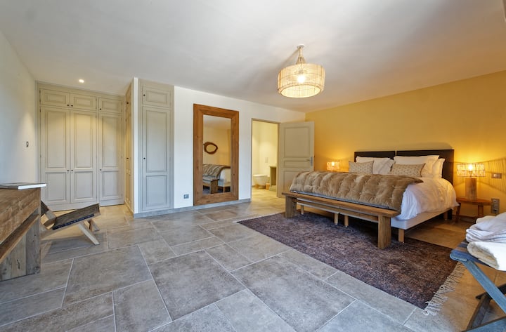 Საძინებელი №2: ლე-კოლიერი - 39 მ2 ფართობის ულამაზესი აპარტამენტი ცალკე სააბაზანოთი, შექცევადი კონდიციონერით და ტელევიზორით.
180 სმ-იანი საწოლი შეიძლება გადაკეთდეს ორ 90 სმ-იან ორადგილიან საწოლად