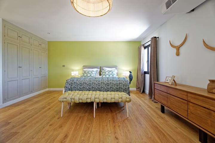 Საძინებელი №6: ლე ციტრონი - ლამაზი 36 მ2 ფართობის აპარტამენტი, რომელიც აუზს გადაჰყურებს, ცალკე სააბაზანოთი, შექცევადი კონდიციონერით და ტელევიზორით.
180 სმ-იანი საწოლი შეიძლება გადაკეთდეს ორ 90 სმ-იან ორადგილიან საწოლად