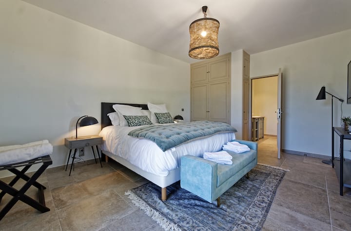 Ვილა სირა - საძინებელი №11: ლა ‑ თეკლა - 26 მ2 ფართობის ულამაზესი აპარტამენტი ცალკე სააბაზანოთი, შექცევადი კონდიციონერით და ტელევიზორით.
180 სმ-იანი საწოლი შეიძლება გადაკეთდეს ორ 90 სმ-იან ორადგილიან საწოლად
Ცალკე შესასვლელი
