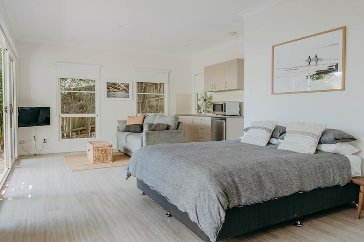 غرفة ضيوف في الطابق الأرضي مع سرير كوين وصالة ومطبخ صغير بما في ذلك الحوض والثلاجة. سرير أطفال متاح أيضًا.