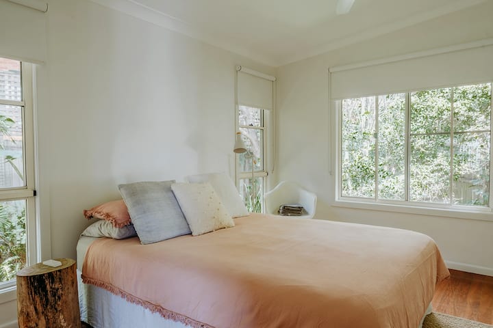 غرفة نوم كوين محاطة باللون الأخضر مع خزانة ملابس كبيرة مبنية.