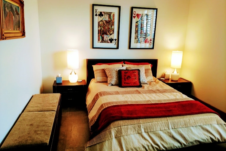 Aan de rechterkant vind je de Royal Suite met inloopkast en uitzicht op de bergen