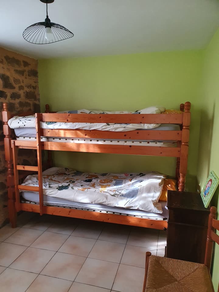 儿童房
请注意，上层床仅供6岁以上的儿童使用。