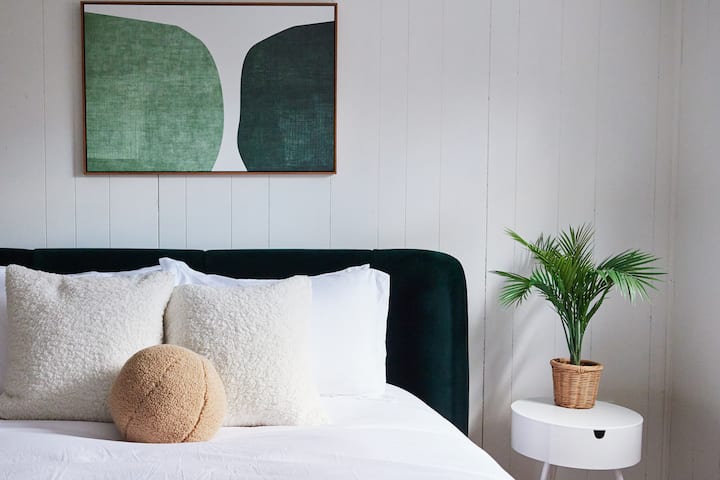 Vstúpte do spálne č.1. Ponorte sa do manželskej postele s luxusným matracom a luxusnou posteľnou bielizňou. Užite si zábavu na inteligentnej televízii so streamovacími službami. Zostaňte usporiadaní s priestrannou šatňou a komodou z masívneho dreva. 