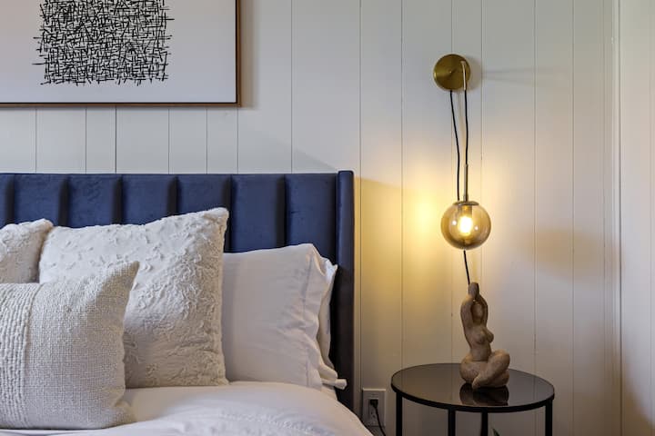 Spálňa č.2 ponúka manželskú posteľ s posteľnou bielizňou, televízor so streamovaním, svetlo na čítanie, komodu z masívneho dreva a plyšové župany zo šatníka.