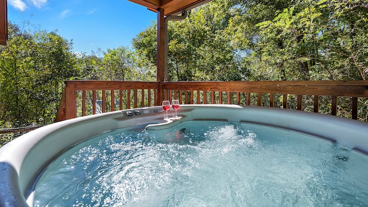 Cozy Cabin Close To Town, Hot Tub, Fire Place, Wifi, Close To Town, Pets Ok! - Asheville, NC