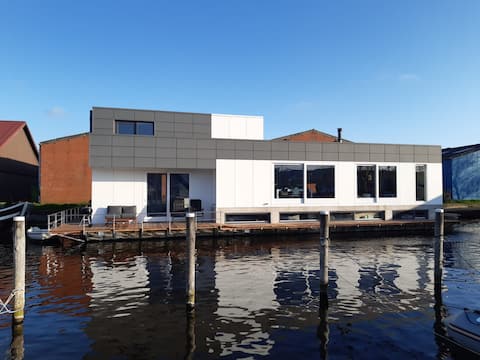 Top performing Airbnb: Unique houseboat in cozy harbor in Schagen