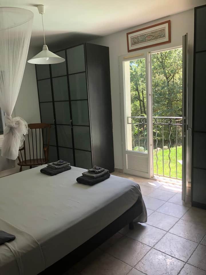 Habitación principal con vistas al jardín y a la piscina