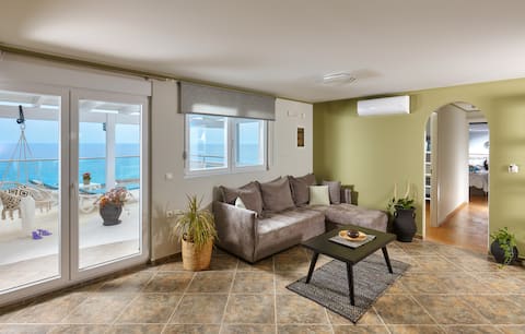 Top Airbnb: Apartment for families with 180° sea view in Δήμος Βιάννου